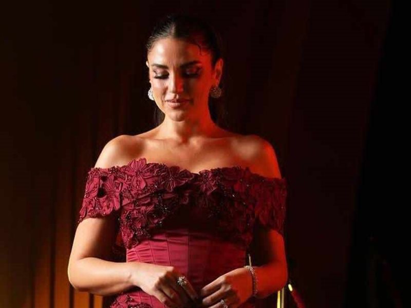 درة تشعل السجادة الحمراء بالأحمر في مهرجان الجونة السينمائي 