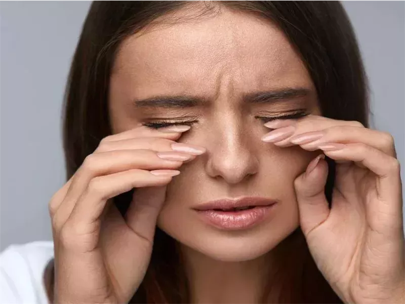 الإفراط في استخدام الهواتف المحمولة يهدد عينك بهذا المرض