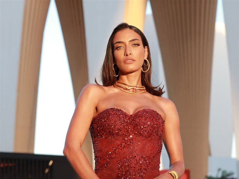 إنجي الإنجباوي تتألق بالأحمر من توقيع 