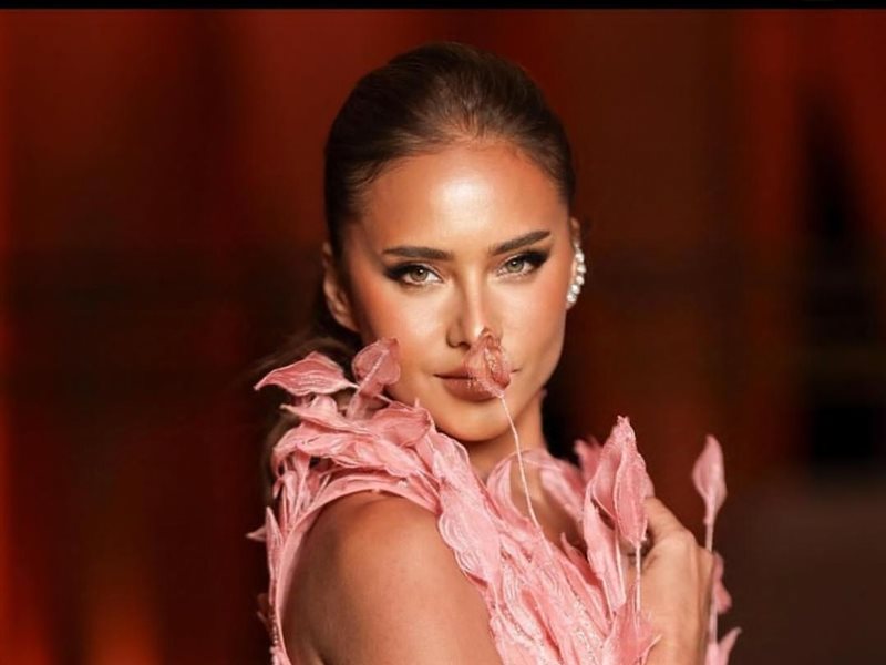 نيللي كريم تتألق بفستان من الريش بتوقيع 