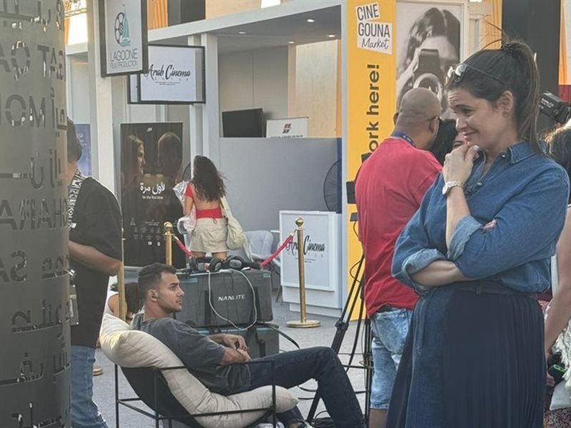 ريا أبي راشد وهند صبرى ويسرا اللوزي يبحثان عن أسمائهم في لوحة الأسماء بمهرجان الجونة