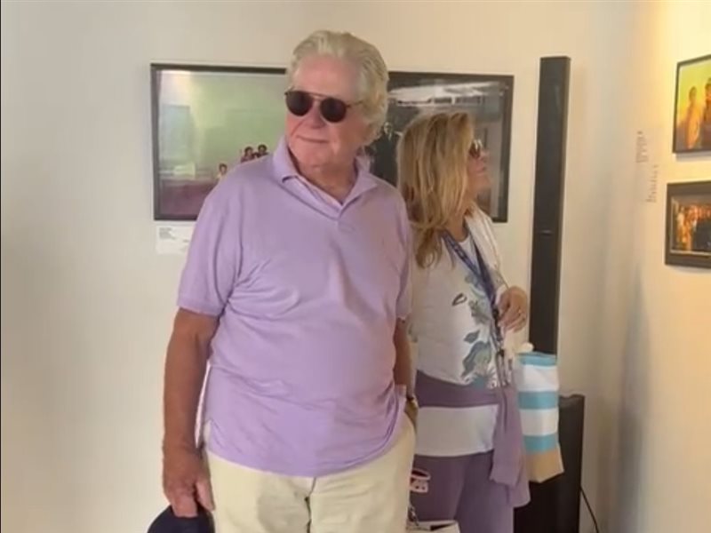 حسين فهمي يأخذ جولة في معرض المصور محمد بكر بمهرجان الجونة 