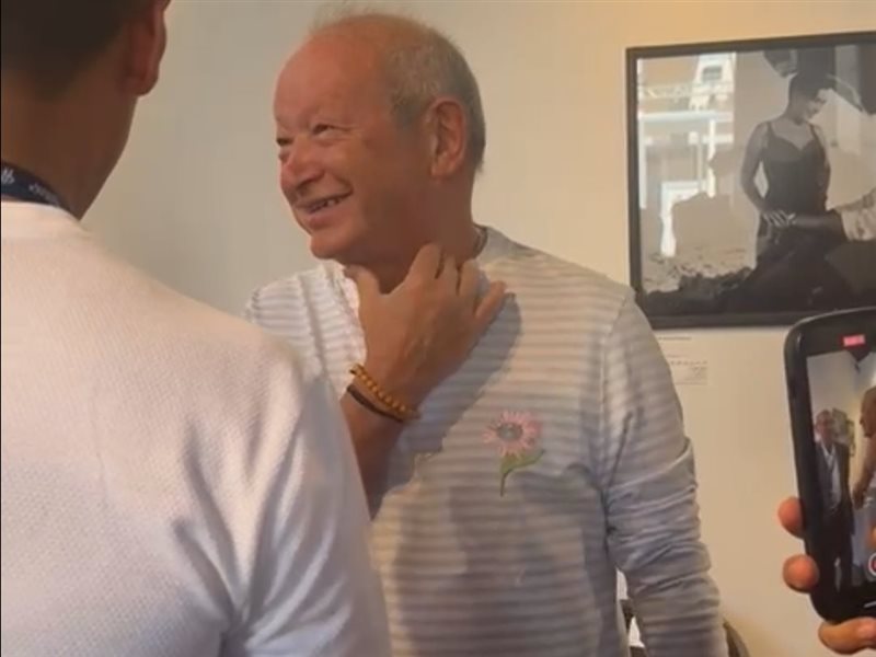 زيارة نجيب ساويرس وعمرو منسي لمعرض محمد بكر في مهرجان الجونة 