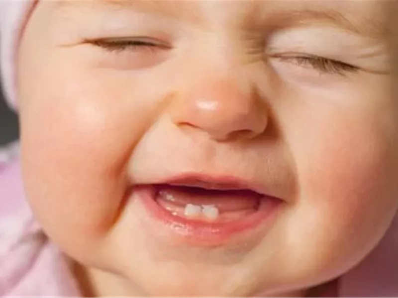 للأمهات.. 8 علامات تشير إلى دخول طفلك مرحلة التسنين 