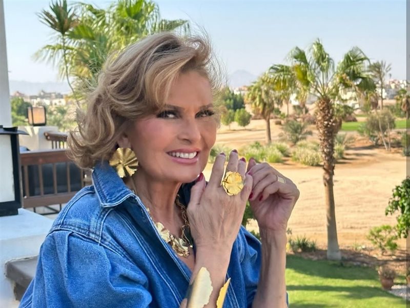 يسرا تتألق بإطلالة شبابية ساحرة في مهرجان الجونة السينمائي السابع 