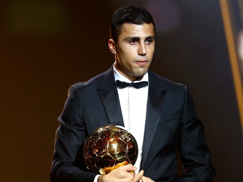 رودري يتوج بجائزة الكرة الذهبية لعام 2024 كأفضل لاعب في العالم