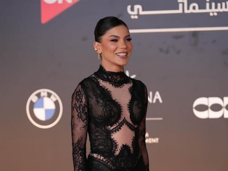 هايدي خالد تتألق بفستان دانتيل بتوقيع 