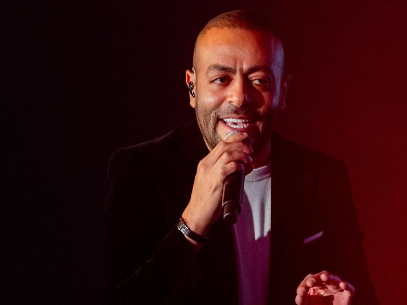 تامر عاشور يتألق في حفل التجمع الخامس بتوقيع محمد منصور 