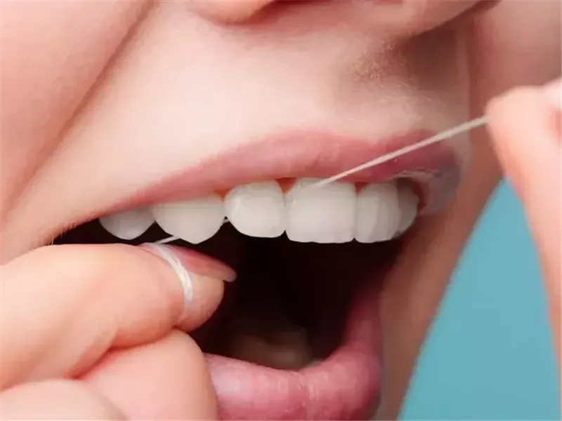 هل تعاني من نزيف اللثة عند استخدام خيط الأسنان؟.. إليك الأسباب  