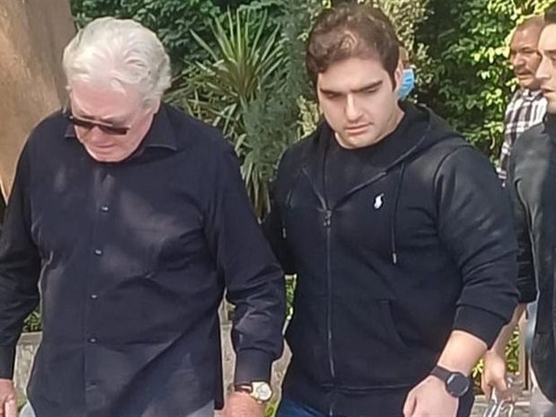 الحزن يسيطر على حسين فهمي قبل دفن شقيقه مصطفى فهمي 