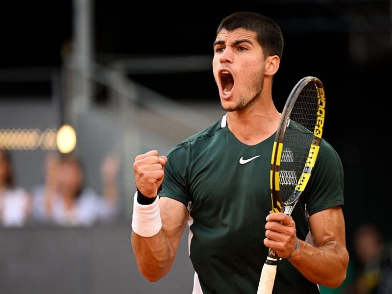 كارلوس ألكاراز يواصل التألق في بطولة باريس ماسترز للتنس وسط غيابات مؤثرة