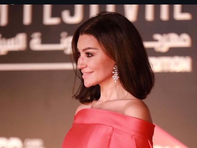 نجوم الفن يتألقون على السجادة الحمراء في عرض 