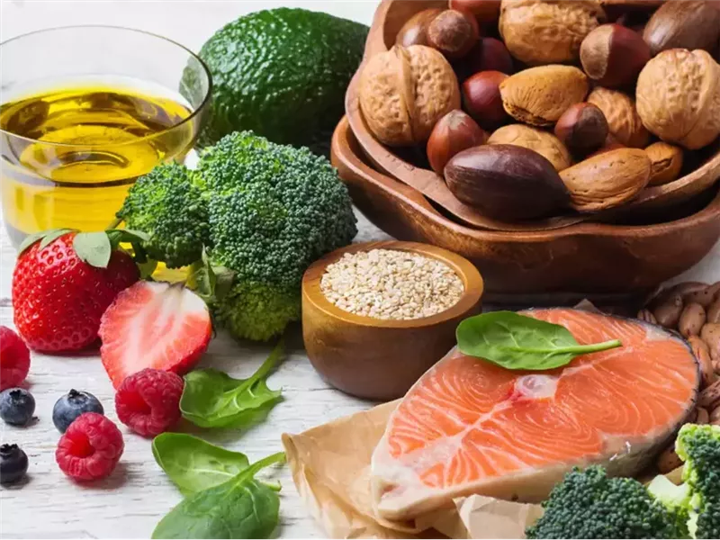  قائمة بالأطعمة والمشروبات المفيدة لخفض نسبة الدهون الثلاثية في الدم 