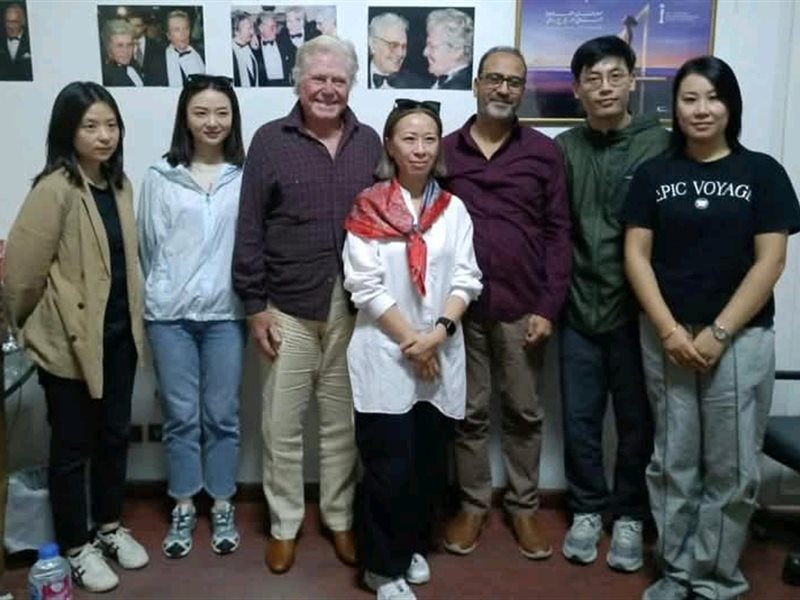 حقيقة استقبال حسين فهمي لوفد مهرجان شنغهاي بعد وفاة شقيقه بيوم 