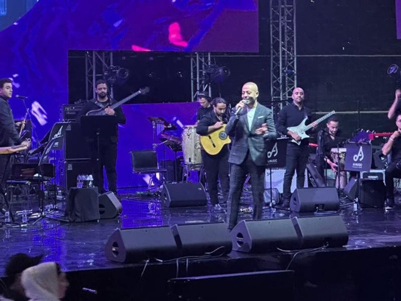 تحت شعار كامل العدد.. تامر عاشور يتألق بحفل استثنائي في الكويت |صور