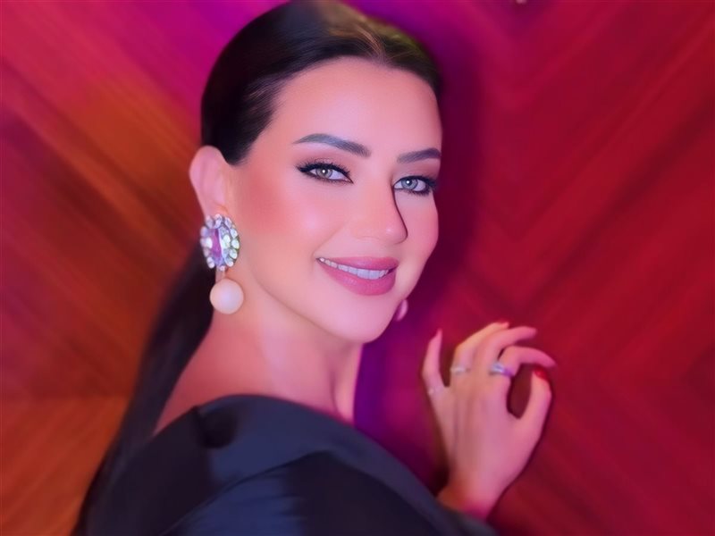 رضوى الشربينى تتألق بفستان أسود أنيق في أحدث ظهور لها في الدوحة 