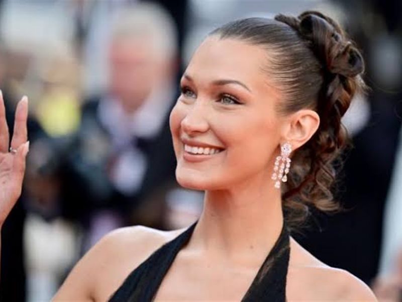 بيلا حديد تفتتح متجر 