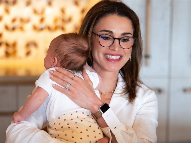 تعليق طريف من الملكة رانيا العبد الله بعد حضور حفيدتها أول اجتماع لها 