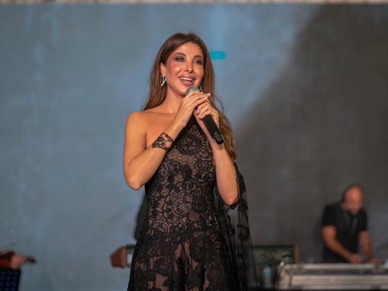 نانسي عجرم ترفع شعار كامل العدد في القاهرة الجديدة