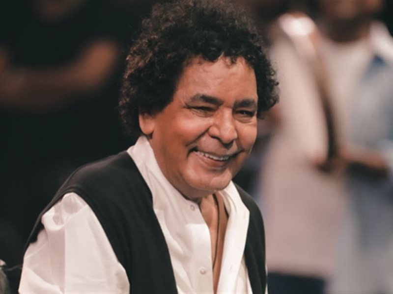 تفاصيل الحالة الصحية لـ محمد منير بعد أنباء دخوله المستشفى 