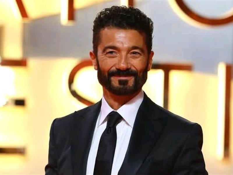 خالد النبوي وأحمد حاتم.. الأسود يسيطر على إطلالات النجوم في افتتاح مهرجان القاهرة السينمائي