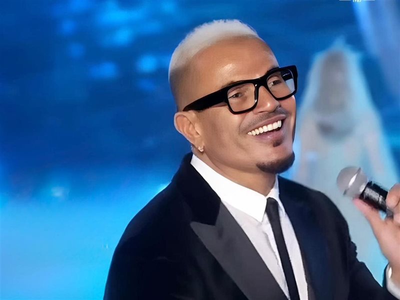 النجم الكبير عمرو دياب يخطف الأنظار في حفل افتتاح بيت أزياء إيلي صعب بالرياض 