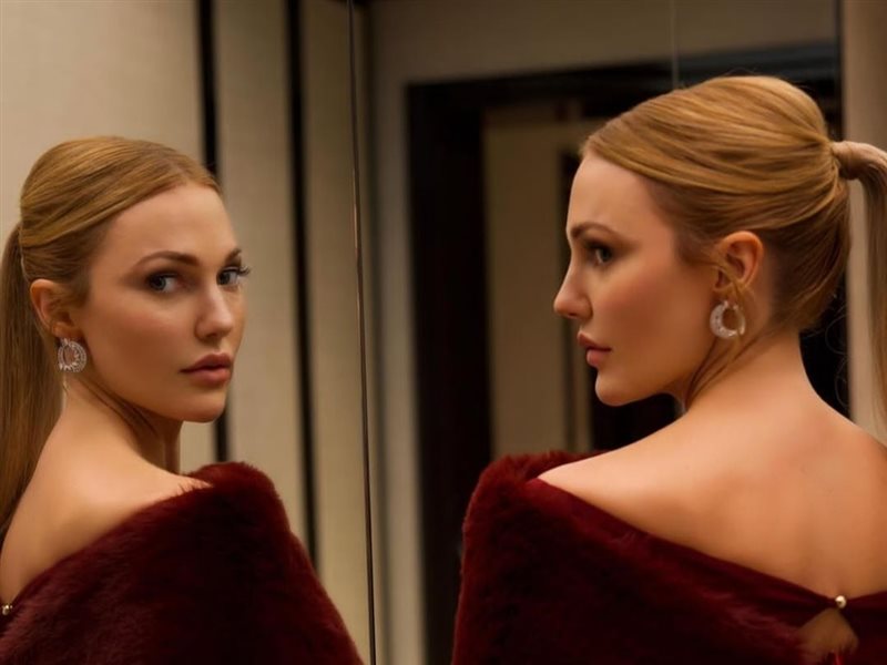 مريم أوزرلي تتألق بالأحمر الداكن في حفل 