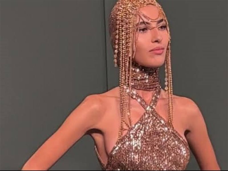 عارضة الأزياء السعودية أميرة الزهير تتألق على أرض الوطن لأول مرة في عرض The 1001 Seasons 