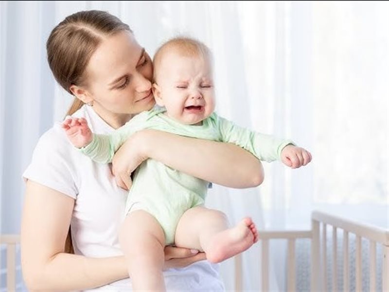 5 حيل تساعدك في السيطرة على بكاء رضيعك.. منها التقميط 