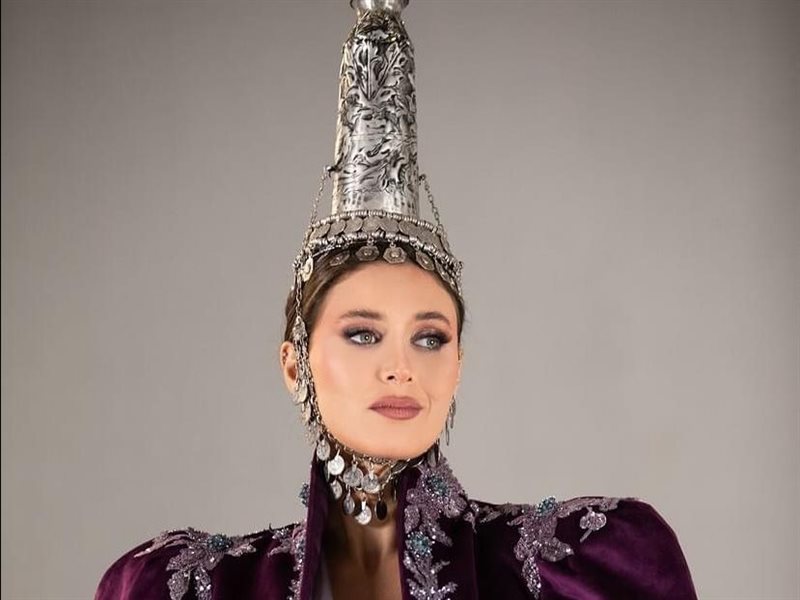 ندى كوسا ملكة جمال لبنان ترتدي الزي الوطني خلال مسابقة ملكة جمال الكون 