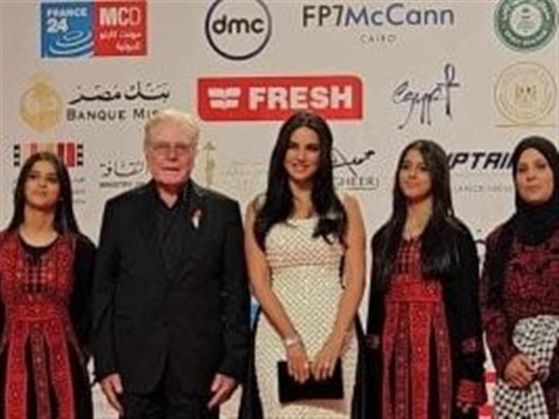 درة تتألق بفستان أبيض في أسود بمهرجان القاهرة السينمائي خلال عرض فيلمها 
