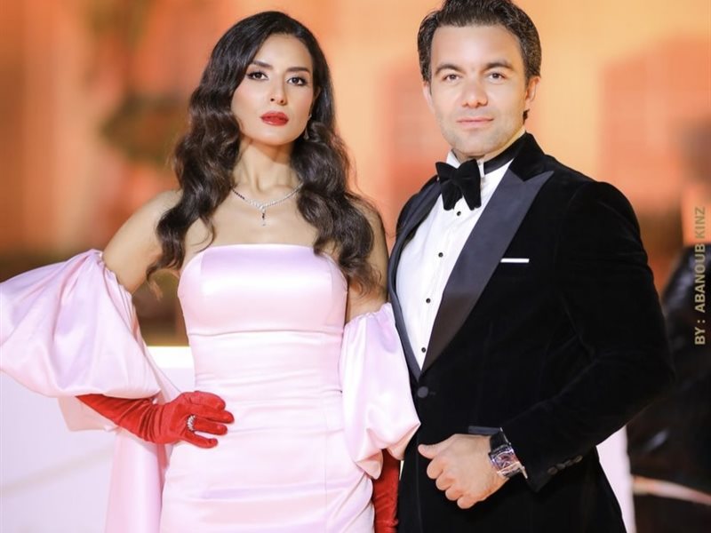 صور تذكارية للفنان شريف رمزي وزوجته ريهام أيمن في افتتاح مهرجان القاهرة السينمائي 