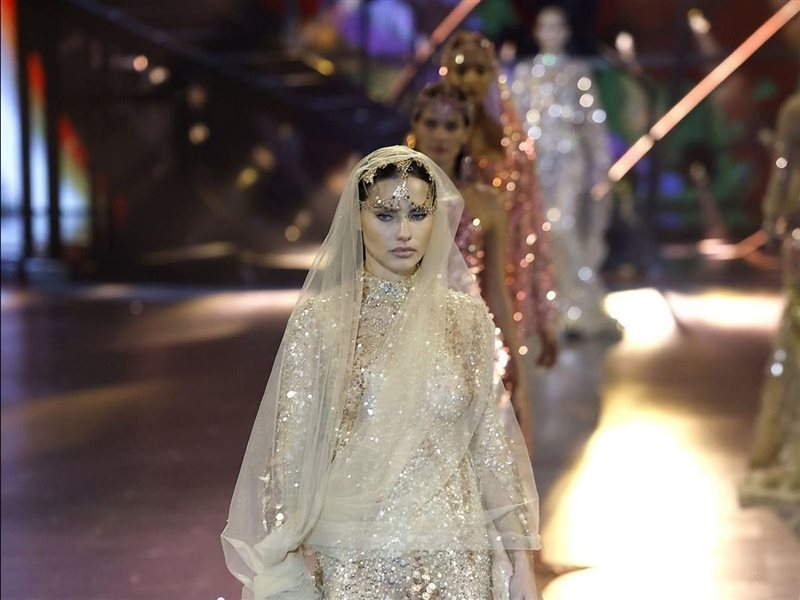 بين الأنوثة والفخامة.. تعرفِ معنا على مجموعة إيلي صعب في احتفالية الرياض