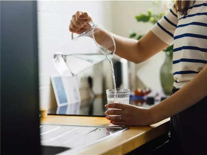 في حال تناولها بهذا الشكل.. قد يتسبب الماء في شعورك بالتعب والإرهاق