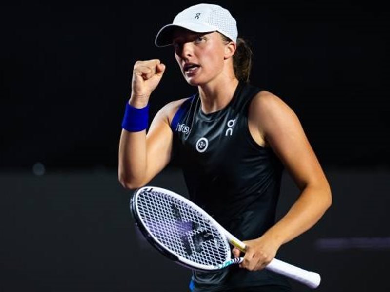 إيطاليا تتأهل لنهائي كأس بيلي جين كينغ للتنس بعد فوز مثير على بولندا