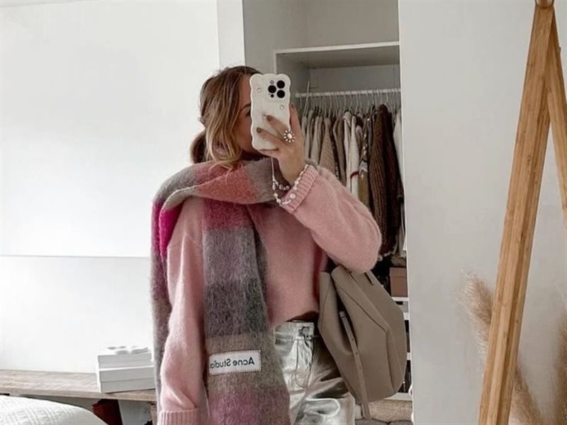 مع اقتراب موسم الأعياد.. أفكار لتنسيق البنطلونات الميتاليك 