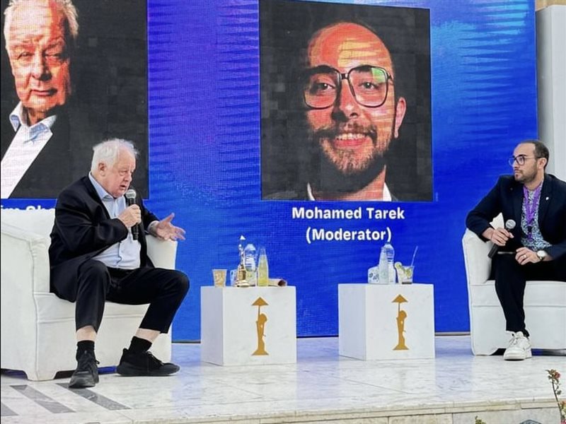 تكريم المخرج جيم شيريدان بجائزة الهرم الذهبي في مهرجان القاهرة السينمائي 