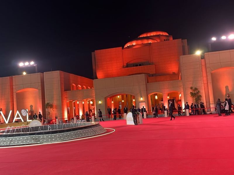 الاستعدادات الأخيرة لفعاليات ختام مهرجان القاهرة السينمائي الدولي