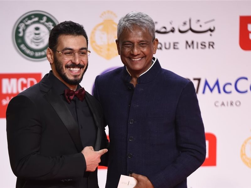 علي العربي يفاجئ حفل ختام مهرجان القاهرة بالنجم الهندي العالمي عادل حسين 