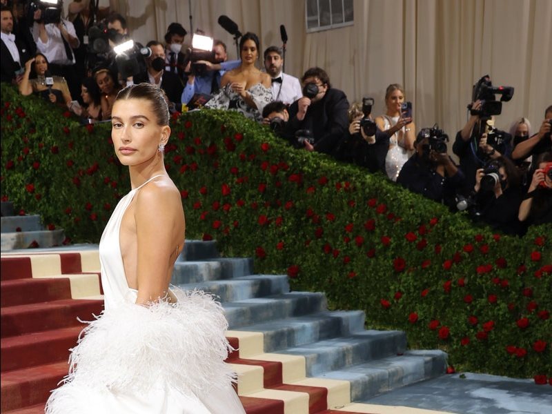 في يوم ميلادها.. إطلالات لا تنسى للعارضة هايلي بيبر 