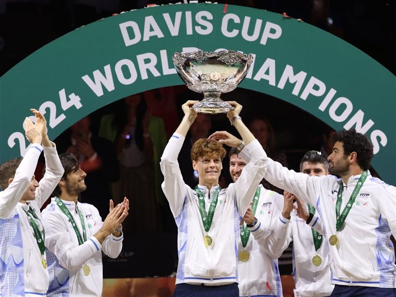 يانيك سينر يقود إيطاليا لتحقيق لقب كأس ديفيس للتنس للمرة الثانية 