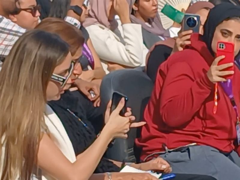 فخورة بيه.. جميلة عوض تدعم زوجها في ندوته 