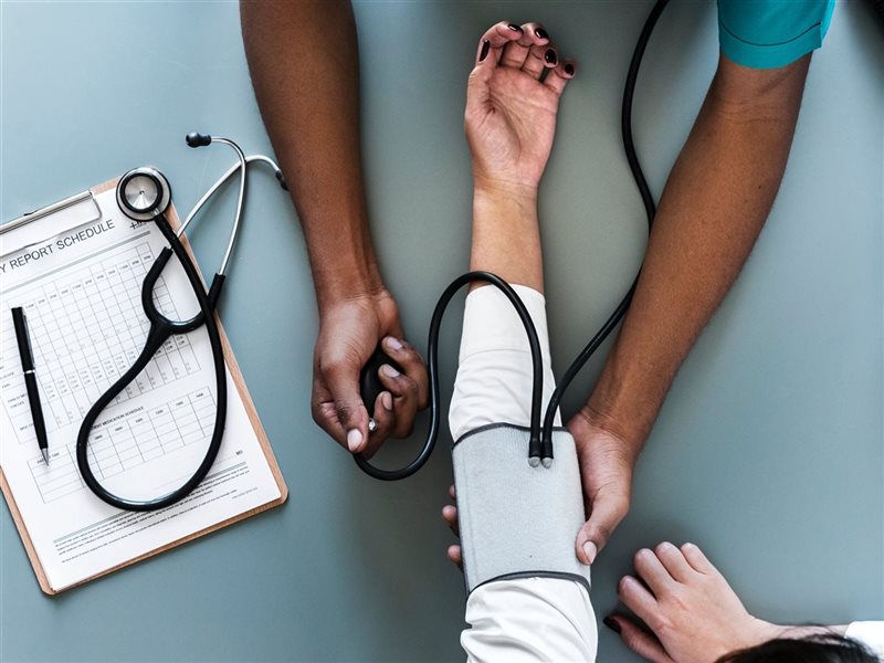  للحصول على قراءة دقيقة لضغط الدم.. ضع ذراعك بهذه الطريقة 