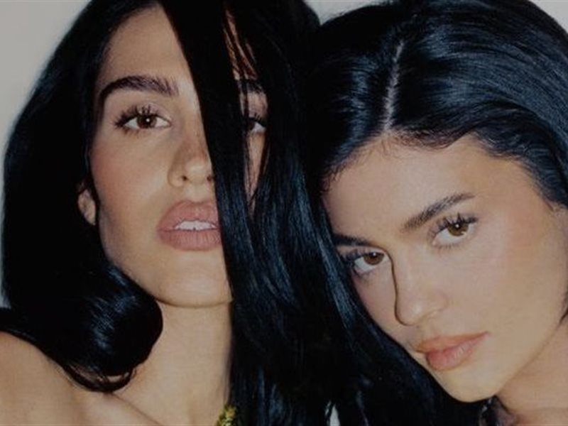 تعاون كايلي جينر مع المصممة سيا أرنيكا 