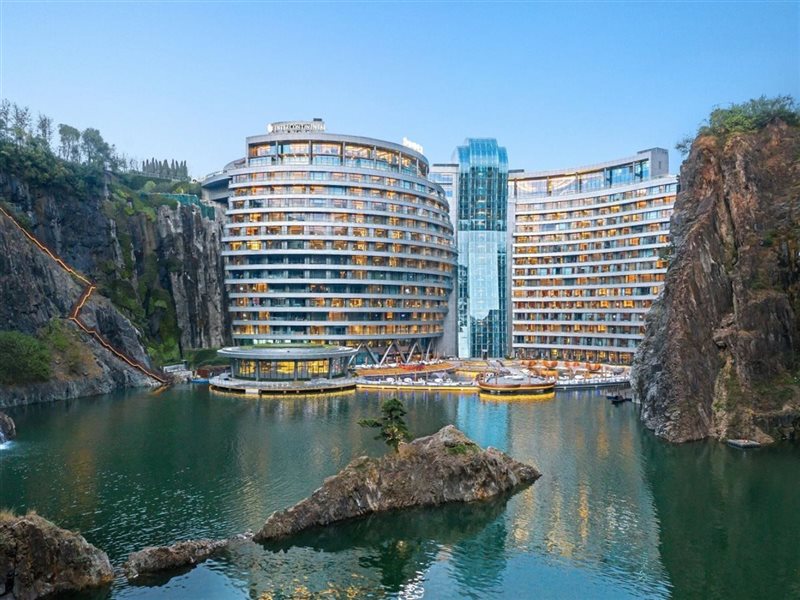 منتجعات تحت الماء.. استكشف تجربة سياحية جديدة 