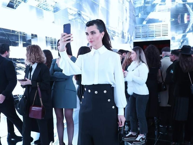 توبا بويوكستون تظهر بإطلالة رسمية أنيقة في معرض رفيق أناضول بتركيا