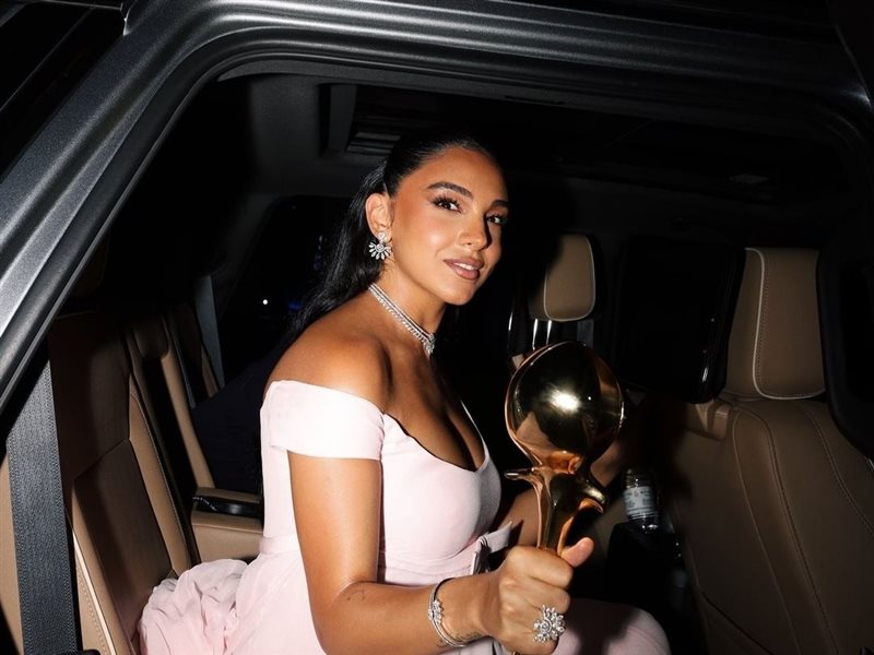 نجمات في فترة الحمل يخطفن الأنظار على السجادة الحمراء بإطلالات أنيقة 