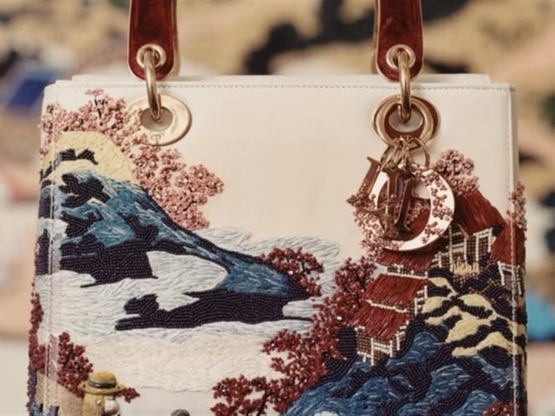 شاهدِ حقيبة Lady Dior في شكلها الجديد 