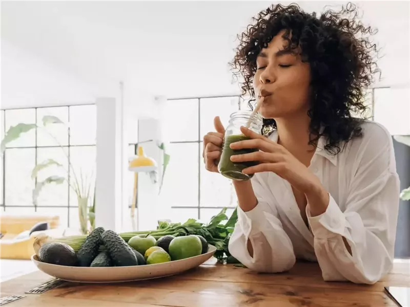 مشروب صباحي يخلصك من السموم ويخفض الكوليسترول ويحميك من نزلات البرد 