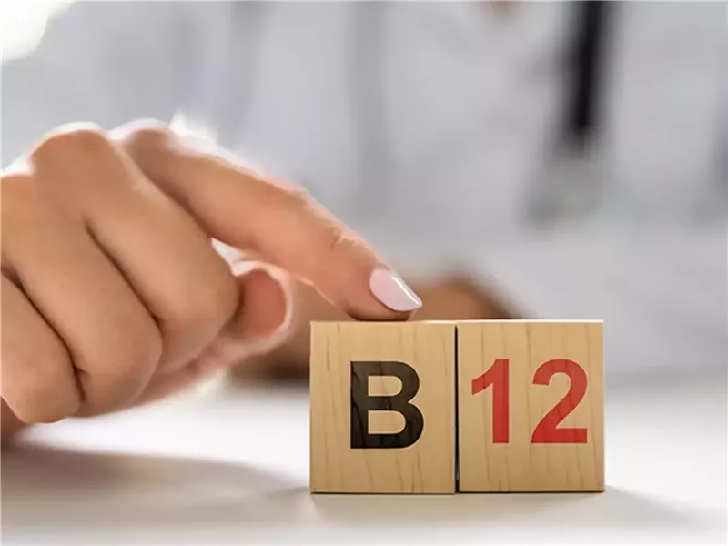 لماذا يعاني البعض من نقص فيتامين ب 12.. تعرف على أعراضه
